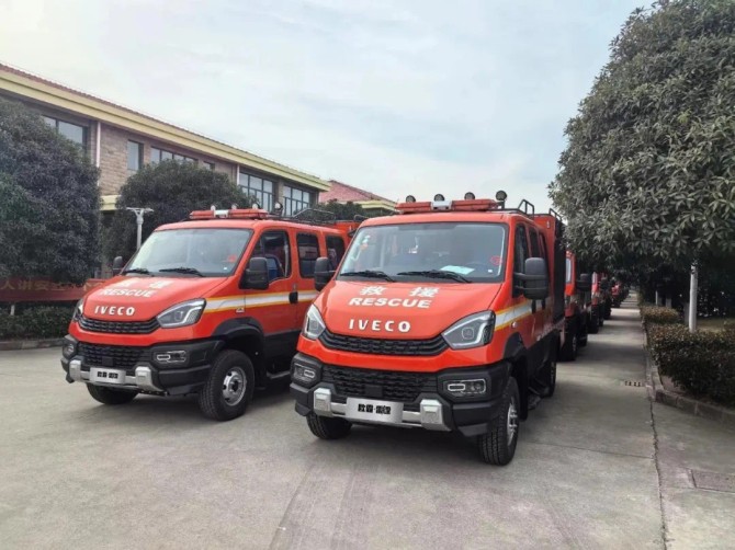 大空间、真四驱、全地形！欧霸·雷霆森林消防车成火场“尖兵利器”