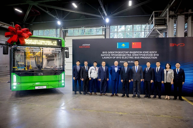 搭载CTC电池底盘一体化技术！哈萨克斯坦首批比亚迪电动大巴下线